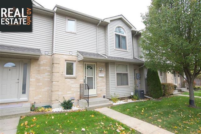 Property #7-27 York Crescent main img