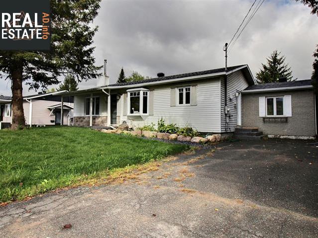 Property 789 Rue Cowie main img