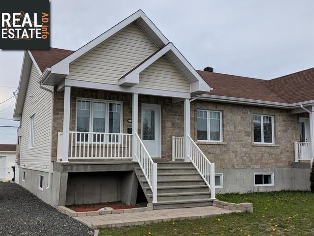 Property 409 Rue William-Russell main img