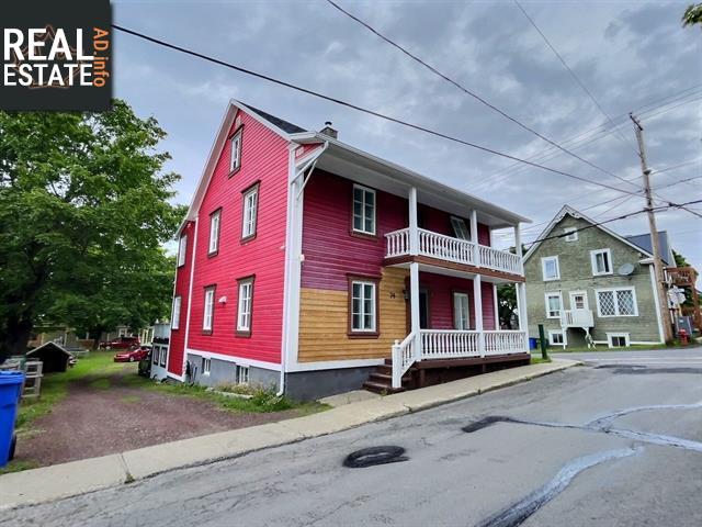 Property 74 Av. Pelletier main img