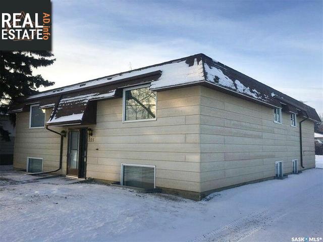 Property 221 4th Ave E main img